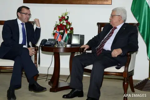 Palestinian President Mahmoud Abbas meets with Norwegian Foreign Minister Espen Barth Eide, in the West Bank City of Ramallah, Aug 27, 2013. Photo by Thaer Ganaim
