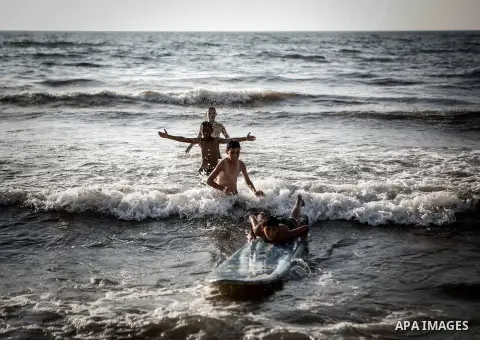 Palestinians enjoy swimming in the sea at Gaza beach during the weekend western Gaza City on Aug 30, 2013. Photo by Ezz Zanoon