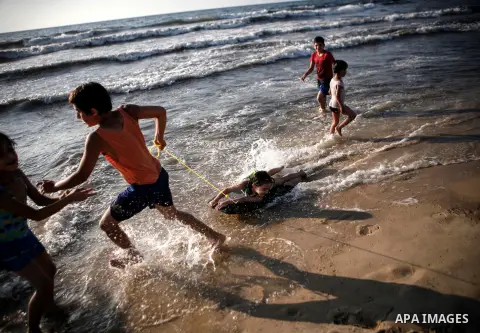 Palestinians enjoy swimming in the sea at Gaza beach during the weekend western Gaza City on Aug 30, 2013. Photo by Ezz Zanoon