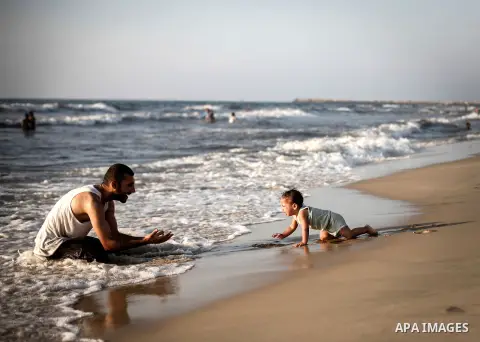 Palestinians enjoy swimming in the sea at Gaza beach during the weekend western Gaza City on Aug 30, 2013. Photo by Ezz Zanoon