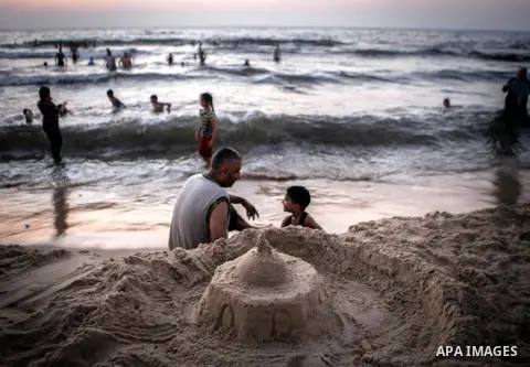 Palestinians enjoy swimming in the sea at Gaza beach during the weekend western Gaza City on Aug 30, 2013. Photo by Ezz Zanoon