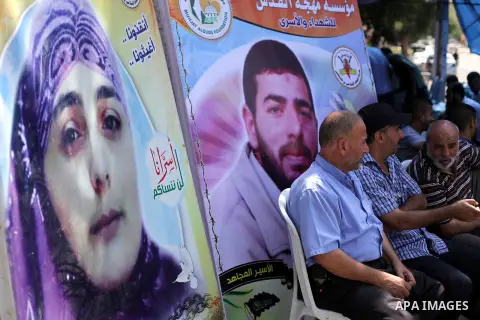Palestinians take part in a protest calling for the release of Palestinian prisoners held in Israeli jails in in Gaza City on Sep. 01, 2013. Photo by Ashraf Amra