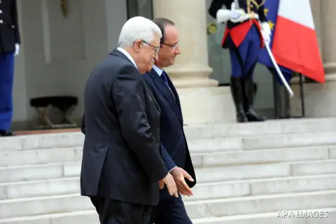 Palestinian President Mahmoud Abbas is welcomed by French President Francois Hollande upon his arrival at the Elysee Palace, in Paris, France, 12 September 2013. Abbas visits France on an official visit, following a visi...