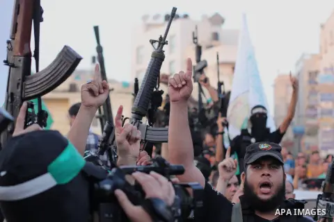 Palestinian Hamas militants take part in a protest against peace talks between Israel and the Palestinians, in Gaza City September 14, 2013. . Photo by Ezz Zanoun