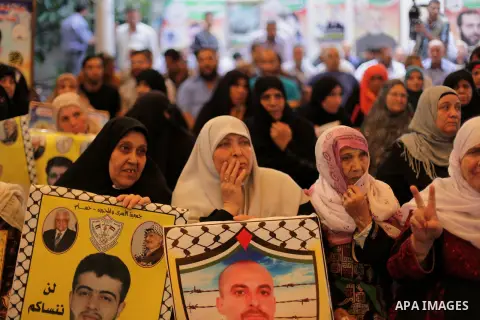 Families of Palestinian prisoners in the weekly sit-in to calling for the release of Palestinian prisoners from Israeli jails in front of the Red Cross in Gaza City, on Sep. 16, 2013. Photo by Ashraf Amra