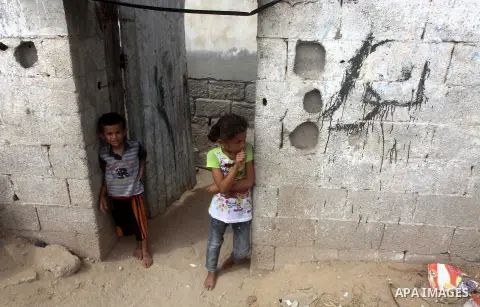 Palestinian children wait funeral of Palestinian Heweshil Abu Heweshil, who was killed by Israeli soldiers, in center Gaza City October 1, 2013. Israeli soldiers shot dead Abu Heweshil near the border fence between Israe...