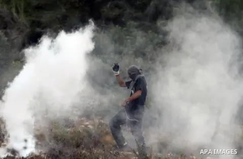 A Palestinian protester uses a sling to throw stones at Israeli soldiers during clashes near the Israeli military prison of Ofer, near the West Bank city of Ramallah October 4, 2013. Photo by Issam Rimawi