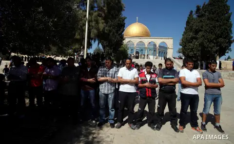 Palestinian worshipers pray outside the Dome of the Rock mosque at the Al-Aqsa compound, Islam's third holiest site, in the old city of Jerusalem, on October 11, 2013. Photo by Saeed Qaq
