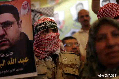Palestinian members of Eez El-Deen Qassam the military wing of hamas participate in a protest calling for the release of Palestinian prisoners from Israeli jails in front of the Red Cross in Gaza City, on Oct. 21, 2013....