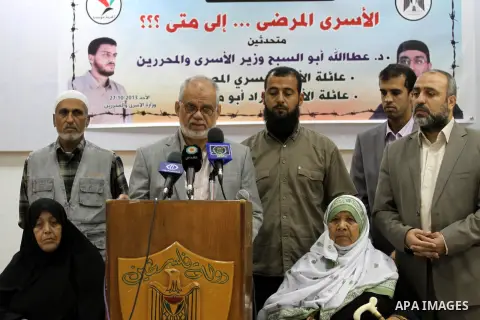 Palestinian Minister of Prisoners in Gaza strip Atallah Abu Sebah speaks during a press conference to discuss the issue of Palestinian prisoners held in Israeli jails in the Gaza city, in Oct. 27, 2013. Photo by Mohammed...