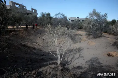Palestinians inspect the scene of an Israeli air strike in the northern Gaza Strip October 28, 2013. Palestinians in the Gaza Strip fired two rockets at a southern Israeli port city on Monday and Israel's Iron Dome inter...