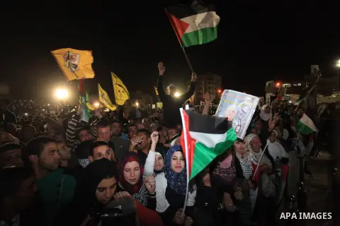Palestinians celebrate the release of 26 Palestinian militants from Israeli prisons at Palestinian President Mahmoud Abbas' headquarters in the West Bank town of Ramallah, West Bank, 30 October 2013. Palestinian Presiden...