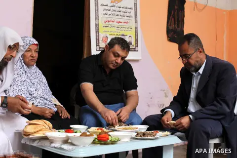 Freed Palestinian prisoner Ahmed al-Damoni, who was held by Israel for 23 years, eats breakfast inside his family's house in the central Gaza Strip October 30, 2013. Israelis say al-Damoni was convicted of killing an Isr...