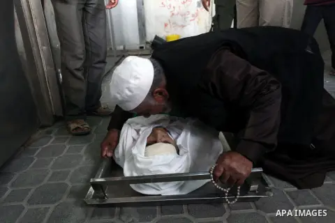 Relatives of Palestinian Hamas militant Rabee Baraka gather arround his body in a hospital in Khan Younis in the southern Gaza Strip November 1, 2013. The local commanders of Hamas's military wing were killed by tank fir...