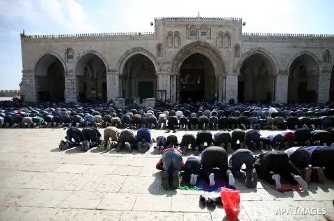 Palestinian worshipers pray outside the al-Aqsa mosque at the Al-Aqsa compound, Islam's third holiest site, in the old city of Jerusalem, on November 08, 2013. Photo by Saeed Qaq