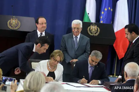 French President Francois Hollande and Palestinian President Mahmoud Abbas during their joint press conference in the West bank town of Ramallah ,18 November 2013. Hollande is on a three-day visit to Israel and the Pales...