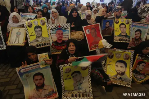 Palestinian women take part in a protest demanding the release of Palestinian prisoners held in Israeli jails, in front of the Red Cross office in Gaza City November 25, 2013. Photo by Ashraf Amra