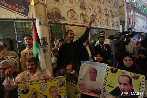 Palestinians take part in a protest demanding the release of Palestinian prisoners held in Israeli jails, in front of the Red Cross office in Gaza City November 25, 2013. Photo by Ashraf Amra