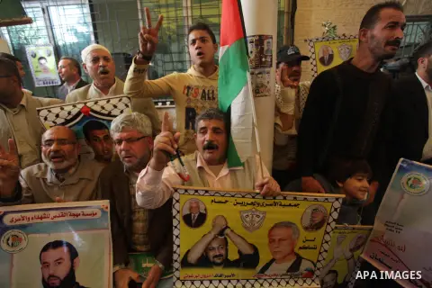 Palestinians take part in a protest demanding the release of Palestinian prisoners held in Israeli jails, in front of the Red Cross office in Gaza City November 25, 2013. Photo by Ashraf Amra