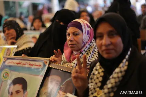 Palestinian women take part in a protest demanding the release of Palestinian prisoners held in Israeli jails, in front of the Red Cross office in Gaza City November 25, 2013. Photo by Ashraf Amra