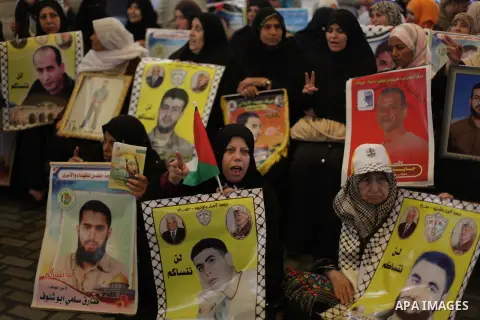 Palestinian women take part in a protest demanding the release of Palestinian prisoners held in Israeli jails, in front of the Red Cross office in Gaza City November 25, 2013. Photo by Ashraf Amra