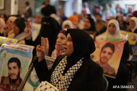Palestinian women take part in a protest demanding the release of Palestinian prisoners held in Israeli jails, in front of the Red Cross office in Gaza City November 25, 2013. Photo by Ashraf Amra