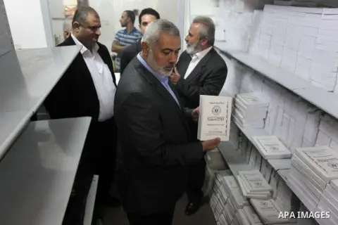 Palestinian Prime Minister in Gaza strip Ismail Haniyeh, visits the Fatwa and Legislation's office, in Gaza City on November 26, 2013. Photo by Ashraf Amra