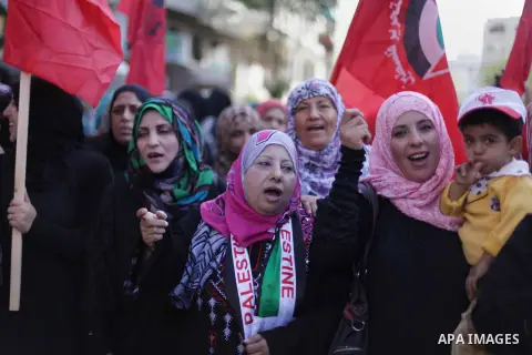 Supporters of Democratic Front for the Liberation of Palestine (DFLP) take part a protest during a demonstration against the Palestinian-Israeli negotiations, in the Gaza on Nov. 28, 2013. Photo by Ashraf Amra