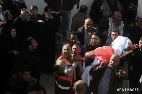 Palestinians carry the body of Palestinian worker Antar al-Aqraa, during his funeral at Qabalan village near the Wet Bank City of Nablus, 02 December 2013. A volunteer for the Israeli border police allegedly shot and kil...