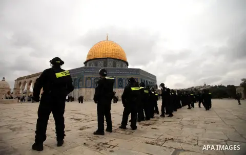 Israeli riot police stand in the grounds of Jerusalem's al-Aqsa mosque compound during clashes with Palestinian stone-throwers following Friday prayers, on December 6, 2013. Israeli police hurled stun grenades to dispers...
