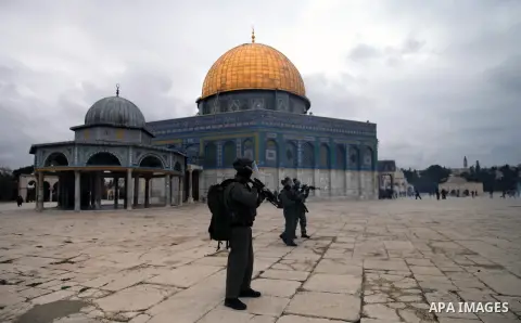 Israeli riot police stand in the grounds of Jerusalem's al-Aqsa mosque compound during clashes with Palestinian stone-throwers following Friday prayers, on December 6, 2013. Israeli police hurled stun grenades to dispers...