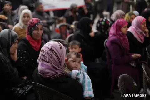 Palestinians take part in a protest demanding the release of Palestinian prisoners held in Israeli jails, in front of the Red Cross office in Gaza City on Dec. 09, 2013. Photo by Ashraf Amra