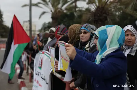 Palestinian women take part in a rally calling for ending the Palestinian division, in Gaza city on Dec. 10, 2013. Photo by Ashraf Amra