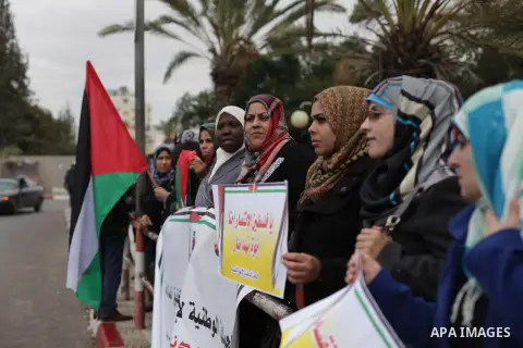 Palestinian women take part in a rally calling for ending the Palestinian division, in Gaza city on Dec. 10, 2013. Photo by Ashraf Amra