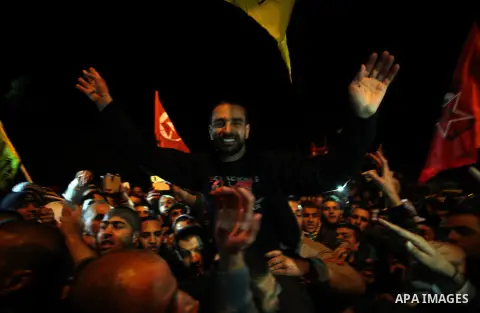 Palestinian prisoner Samer al-Issawi, who held a hunger strike for several months, is greeted by people as he celebrates his release from an Israeli jail in the East Jerusalem neighbourhood of Issawiya December 23, 2013....
