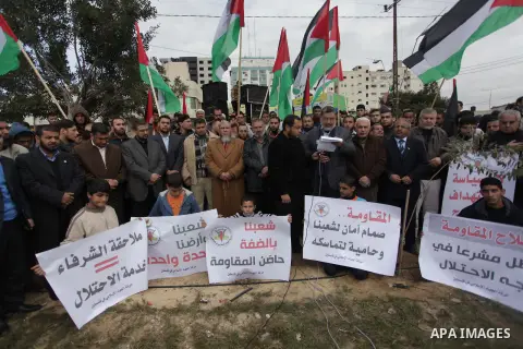 Palestinians of the Islamic Jihad movement take part in a protest against political arrests in the West Bank, Gaza City, on December 30, 2013. Photo by Ashraf Amra