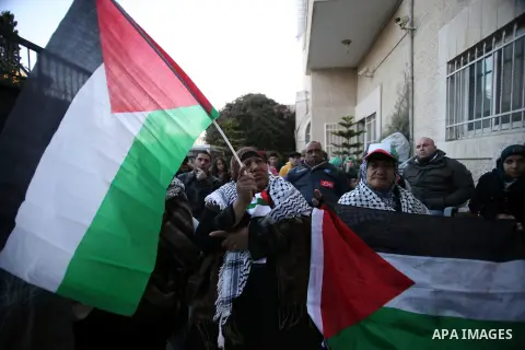 Palestinian protesters take part in a sit-in tent in support of Palestinian refugees under siege at the Yarmouk refugee camp in Syria, in front of the Red Cross office in Jerusalem January 07, 2014. Photo by Saeed Qaq