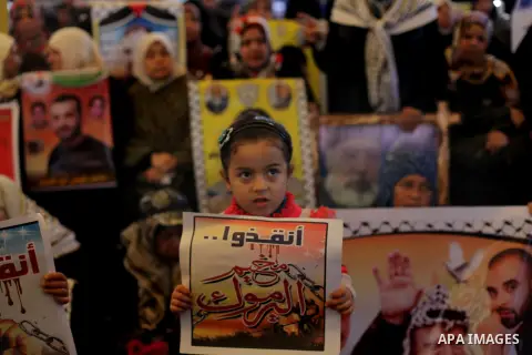 Palestinians take part in a protest demanding the release of their relatives prisoners held in Israeli jails, in front of the Red Cross office in Gaza City, on Jan. 13, 2013. Photo by Ashraf Amra