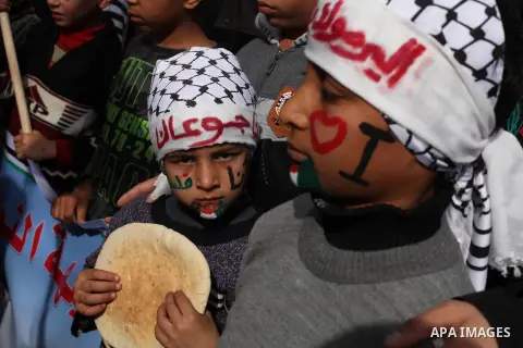 Palestinian children take part in a protest to show solidarity with Palestinian refugees in Syria's main refugee camp Yarmouk, in Gaza City on January 19, 2014. Photo by Ashraf Amra