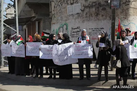Palestinian women take part in a protest to show solidarity with Palestinian refugees Syria's main refugee camp Yarmouk, in Gaza City on January 21, 2014. Photo by Ashraf Amra