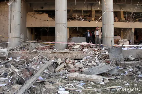 Egyptians inspect the site of a car bomb explosion outside the police headquarters in Cairo on January 24, 2014. A suicide bomber struck Cairo police headquarters in the first of three bombings in the Egyptian capital th...