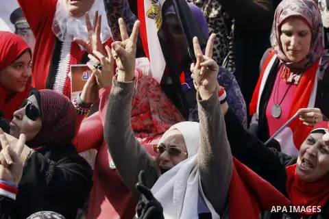 Supporters of Egypt's army and police gather at Tahrir square in Cairo, on the third anniversary of Egypt's uprising, January 25, 2014. Security forces fired into the air to disperse anti-government protesters on Saturda...