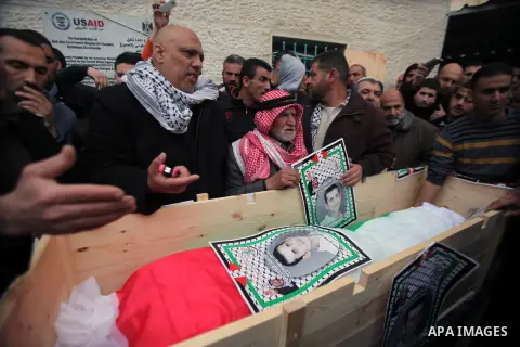 Palestiniansl carry a coffin during a funeral in the West Bank city of Bethlehem, 27 January 2014 which are said to contain Palestinian militant Shadi Hamamra who was killed 12 years ago. Israel has started to transfer t...