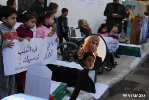 Palestinian children take part in a protest to show solidarity with Palestinian refugees Syria's main refugee camp Yarmouk, in Gaza City on January 30, 2014. Photo by Ashraf Amra