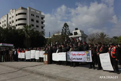 Palestinians take part in a protest to show solidarity with Palestinian refugees Syria's main refugee camp Yarmouk, in Gaza City on Feb. 06, 2014. Photo by Ashraf Amra