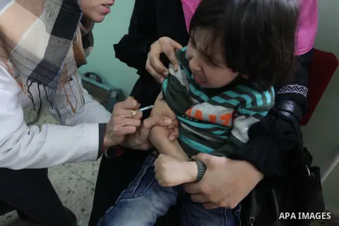 A Palestinian girl receives polio vaccine " measles" at a hospital in Gaza February 24, 2014. Photo by Ashraf Amra