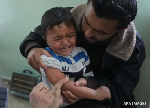 A Palestinian boy receives polio vaccine " measles" at a hospital in Gaza February 24, 2014. Photo by Ashraf Amra