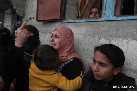 Palestinian relatives mourn on the body of Amena Atiyyeh Qudeih, a mentally ill Gazan woman who was shot dead by Israeli troops near the border early on March 1, 2014, the Palestinian territory's Hamas-run health ministr...
