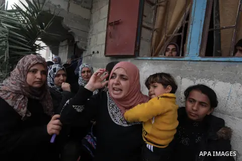 Palestinian relatives mourn on the body of Amena Atiyyeh Qudeih, a mentally ill Gazan woman who was shot dead by Israeli troops near the border early on March 1, 2014, the Palestinian territory's Hamas-run health ministr...