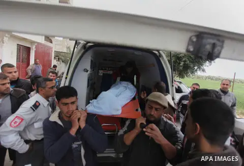 Palestinians carry the body of Amena Atiyyeh Qudeih, a mentally ill Gazan woman who was shot dead by Israeli troops near the border early on March 1, 2014, the Palestinian territory's Hamas-run health ministry said, duri...